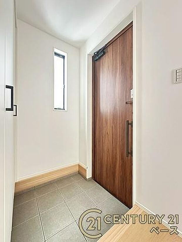 ■現地撮影写真■すっきりとした明るい玄関が家族やお客様を迎えてくれます!