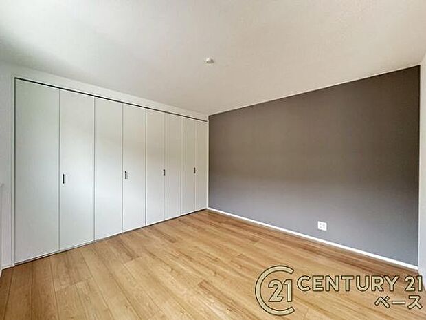 ■現地撮影写真■開放感のある広々した主寝室!他に洋室が2部屋ございます!
