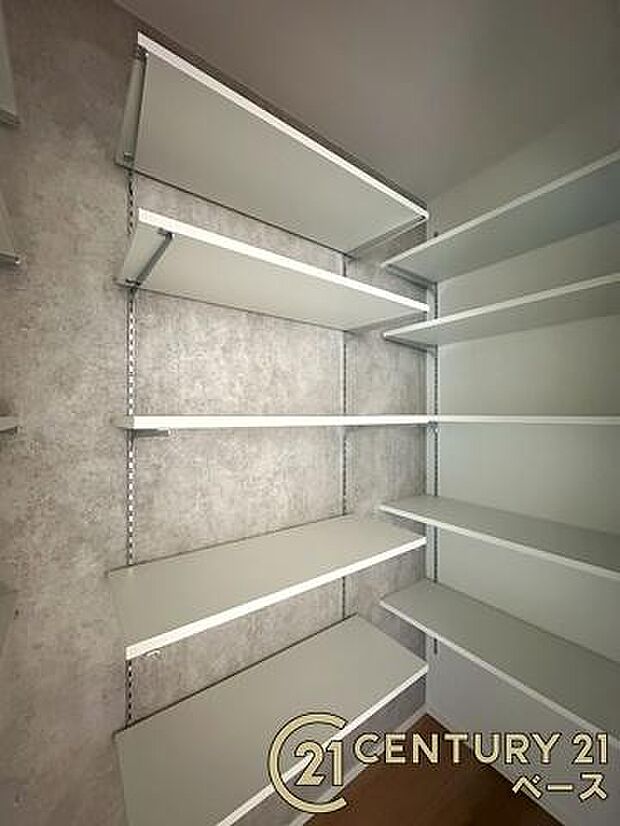 ■現地撮影写真■キッチン横にはパントリー収納を完備!