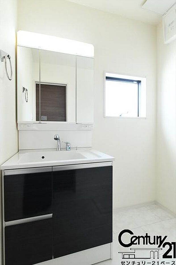 ■三面鏡タイプのミラーキャビネット!収納スペースも豊富です!■