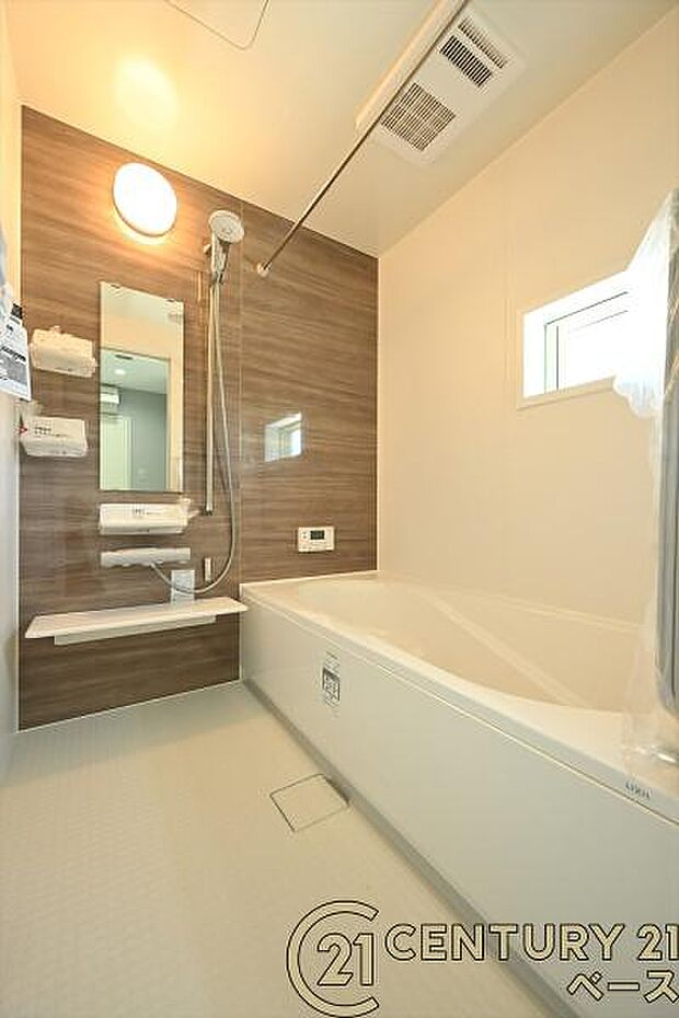 ■現地撮影写真■ゆったりしたサイズの浴室!足を伸ばしての入浴は疲れも癒してくれます!