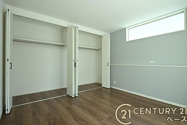 ■現地撮影写真■全居室に広々収納スペース完備!