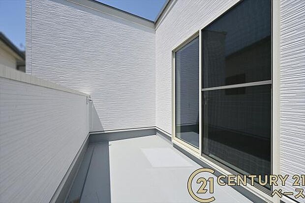 ■現地撮影写真■日当たりのよいバルコニー!洗濯物もよく乾きます!