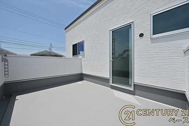 ■現地撮影写真■開放感あふれる日当たりのよいバルコニー!洗濯物もよく乾きます!