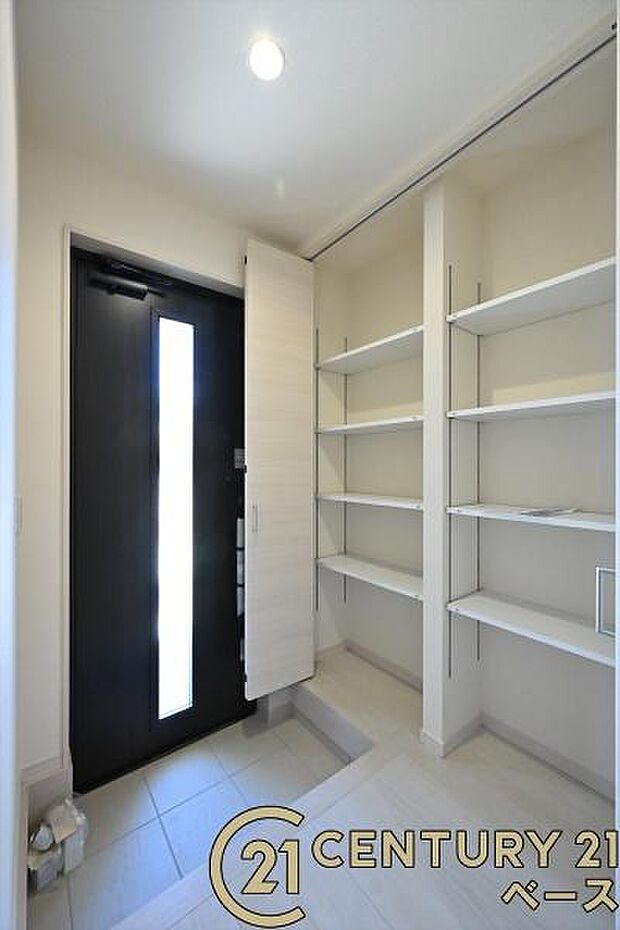 ■現地撮影写真■玄関には便利な収納スペースを完備!