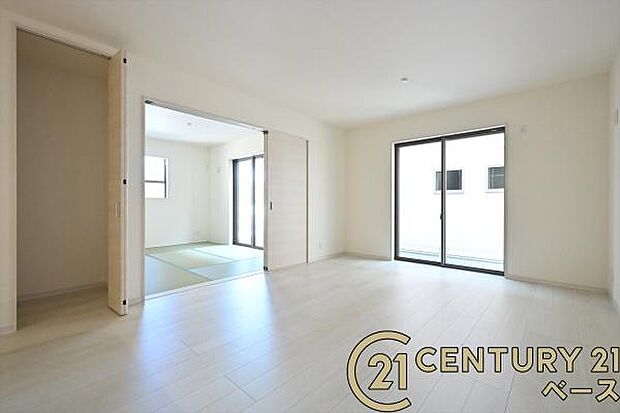 ■現地撮影写真■大きな窓から柔らかい光が射し込みます!