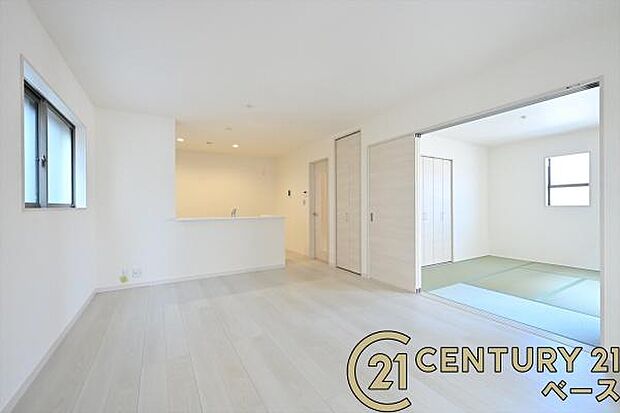 ■現地撮影写真■ご家族でくつろいでいただける広々したLDKは約16帖!