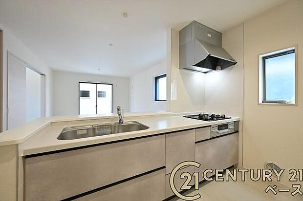 ■現地撮影写真■家族とのコミュニケーションがとりやすい人気のカウンターキッチン!