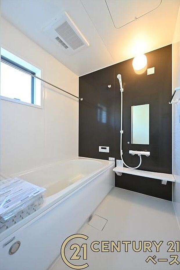 ■現地撮影写真■ゆったりしたサイズの浴室!足を伸ばしての入浴は疲れも癒してくれます!