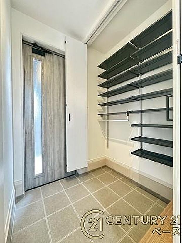 ■現地撮影写真■すっきりとした明るい玄関が家族やお客様を迎えてくれます!