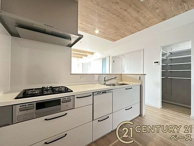 ■現地撮影写真■収納力と使いやすさを追求したシステムキッチンです!食洗機付きで毎日の洗い物も楽々!