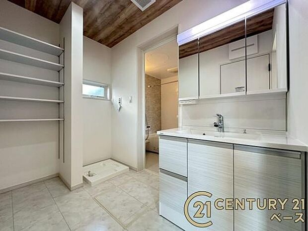 ■現地撮影写真■三面鏡タイプのミラーキャビネット!収納スペースも豊富です!