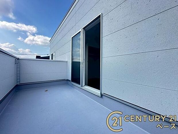 ■現地撮影写真■日当たりのよい広々バルコニー!お布団干しもラクに行えます!