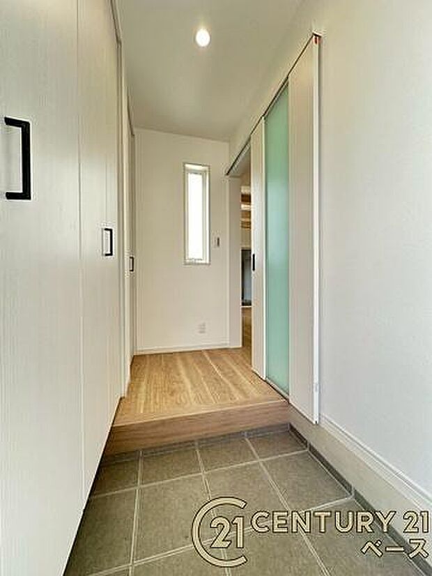 ■現地撮影写真■こちらは玄関から見た廊下部分です!