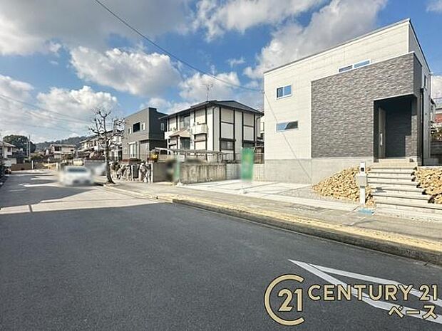 ■現地撮影写真■前面道路は幅員約9.1mでお車の出し入れも楽々!