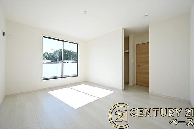 ■現地撮影写真■明るい雰囲気の洋室です!