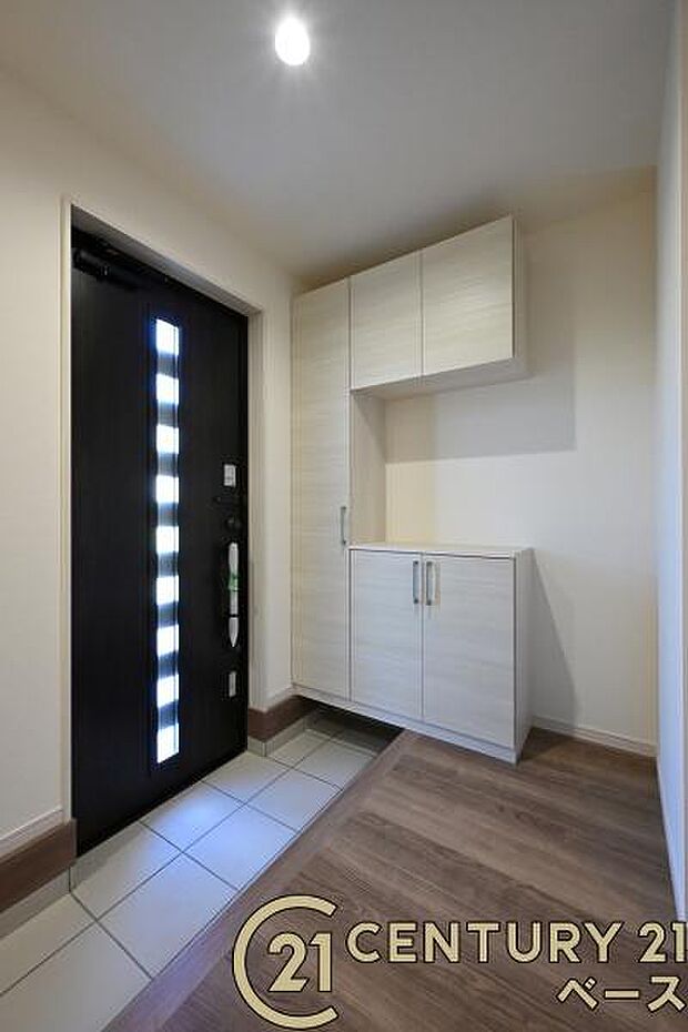 ■現地撮影写真■すっきりとした明るい玄関が家族やお客様を迎えてくれます!