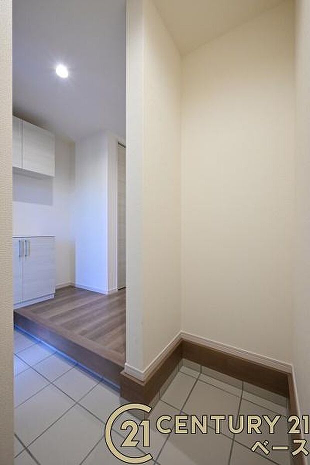 ■現地撮影写真■玄関には広々土間収納があります!履物の他にも傘立てやベビーカーも仕舞えます!