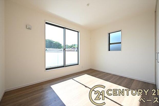 ■現地撮影写真■バルコニーに面した開放感のあるお部屋です!