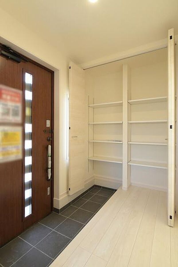 ■玄関には大容量収納スペースを完備!■