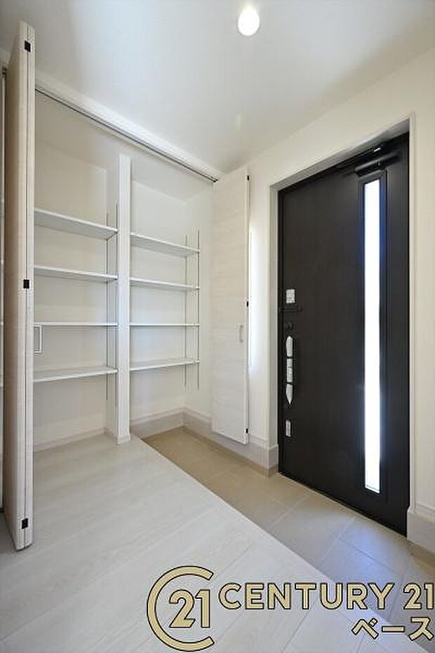■現地撮影写真■玄関には便利な収納スペースを完備!
