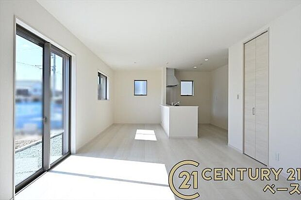 ■現地撮影写真■ご家族でくつろいでいただける広々したLDKは約21帖!