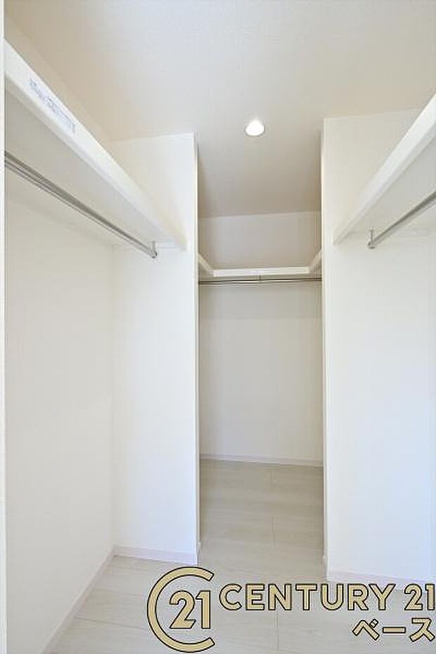 ■現地撮影写真■冬物のコートや季節のものなどたくさんしまえるファミリークローゼット完備!