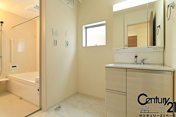 ■三面鏡タイプのミラーキャビネット!収納スペースも豊富です!■