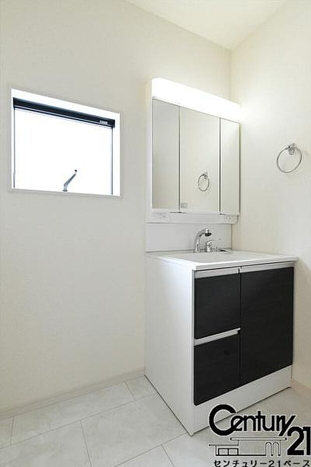 ■三面鏡タイプのミラーキャビネット!収納スペースも豊富です!■