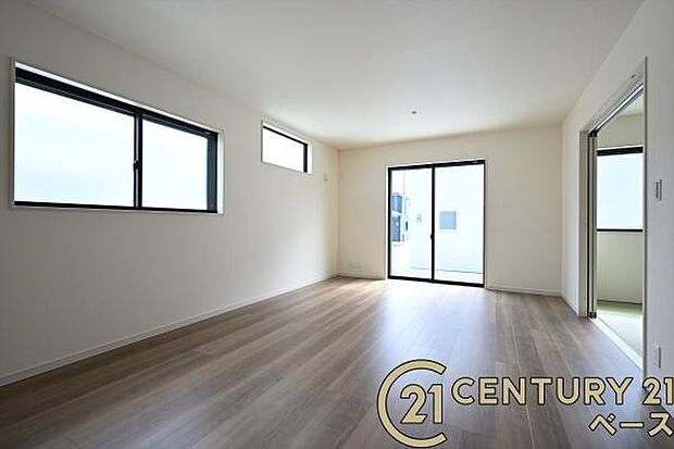 ■現地撮影写真■ご家族でくつろいでいただける広々としたリビング!