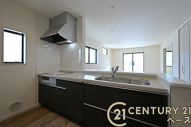 ■現地撮影写真■家族とのコミュニケーションがとりやすい人気のカウンターキッチン!