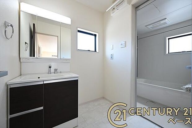 ■現地撮影写真■三面鏡タイプのミラーキャビネット!収納スペースも豊富です!