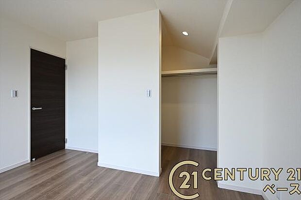 ■現地撮影写真■冬物のコートや季節のものなどたくさんしまえる広さ!