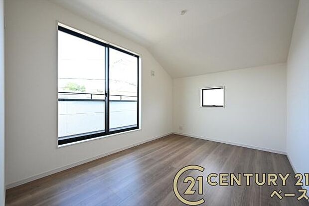 ■現地撮影写真■バルコニーに面した開放感のあるお部屋です!