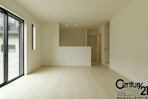 ■ご家族でくつろいでいただける広々したリビングです!全窓ペアガラス標準装備!■