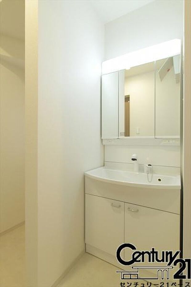 ■収納豊富な広々とした洗面スペースです!■