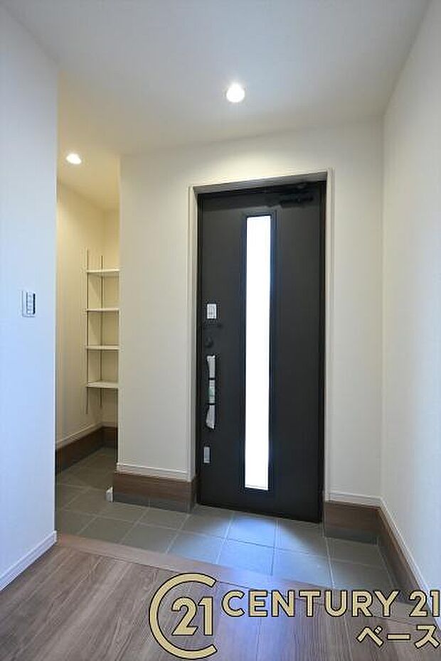 ■現地撮影写真■玄関には便利な収納スペースを完備!