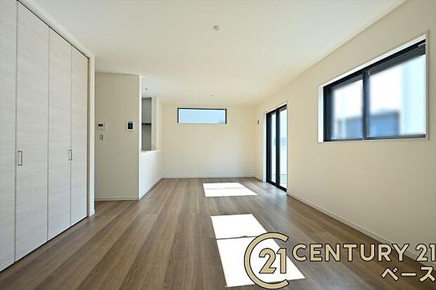 ■現地撮影写真■ご家族でくつろいでいただける広々したLDKは約18帖!