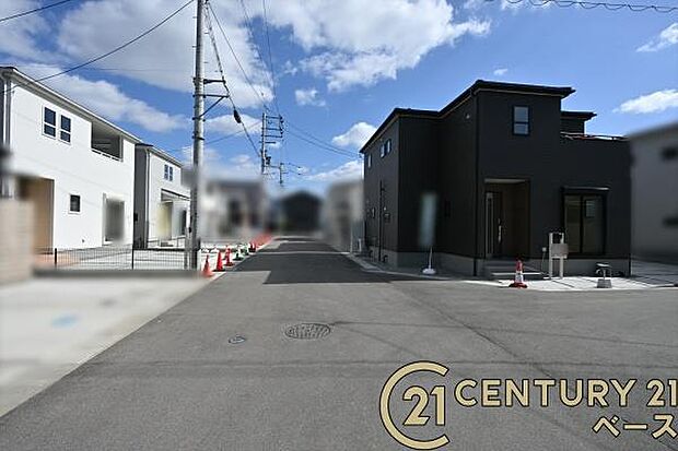 ■現地撮影写真■前面道路は広々しており、お車の出し入れも楽々!