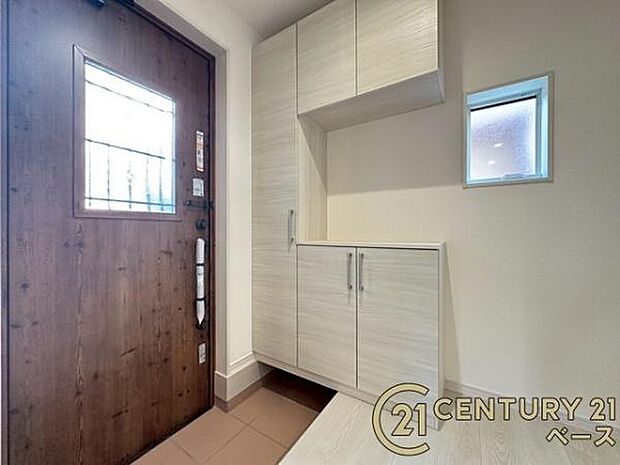 ■現地撮影写真■すっきりとした明るい玄関が家族やお客様を迎えてくれます!