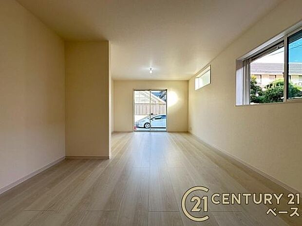 ■現地撮影写真■窓ガラスは紫外線76%カットで安心のLOW-Eペアガラスを採用!結露防止にも効果的です!