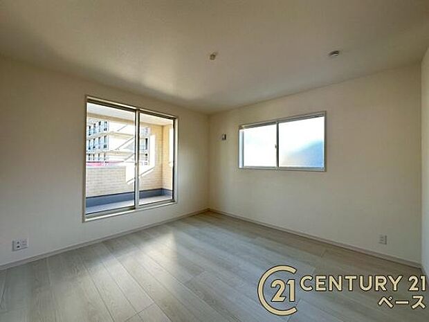 ■現地撮影写真■開放感のある広々した主寝室!他に洋室が2部屋ございます!