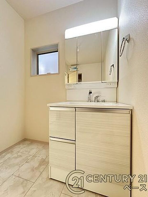 ■現地撮影写真■忙しい朝にも役立つゆったりとした広さの快適な洗面スペースです!