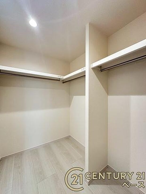 ■現地撮影写真■冬物のコートや季節のものなどたくさんしまえる広さ!