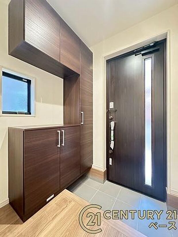 ■現地撮影写真■すっきりとした明るい玄関が家族やお客様を迎えてくれます!