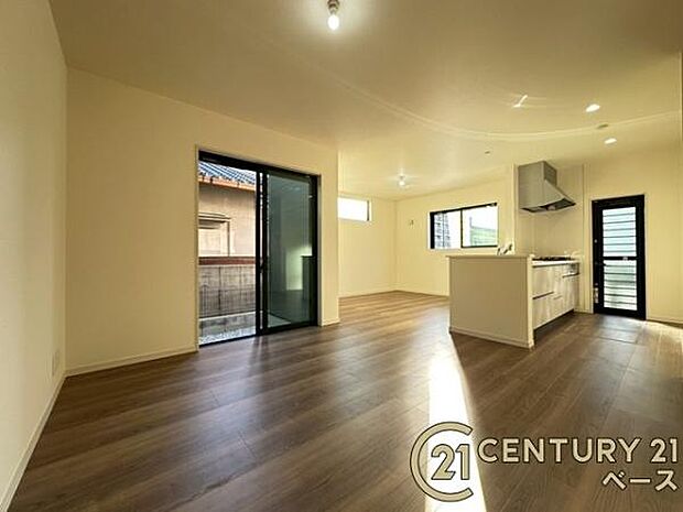 ■現地撮影写真■窓ガラスは紫外線76%カットで安心のLOW-Eペアガラスを採用!結露防止にも効果的です!