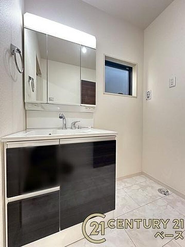 ■現地撮影写真■忙しい朝にも役立つゆったりとした広さの快適な洗面スペースです!