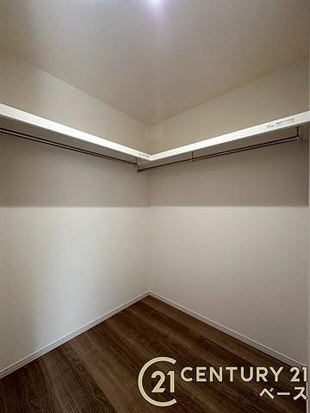 ■現地撮影写真■冬物のコートや季節のものなどたくさんしまえる広さ!