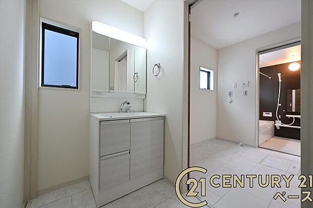 ■三面鏡タイプのミラーキャビネット!収納スペースも豊富です!■