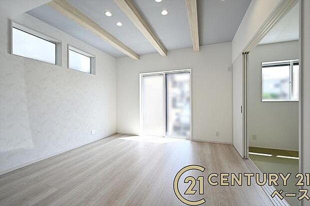 ■現地撮影写真■大きな窓から柔らかい光が射し込みます!